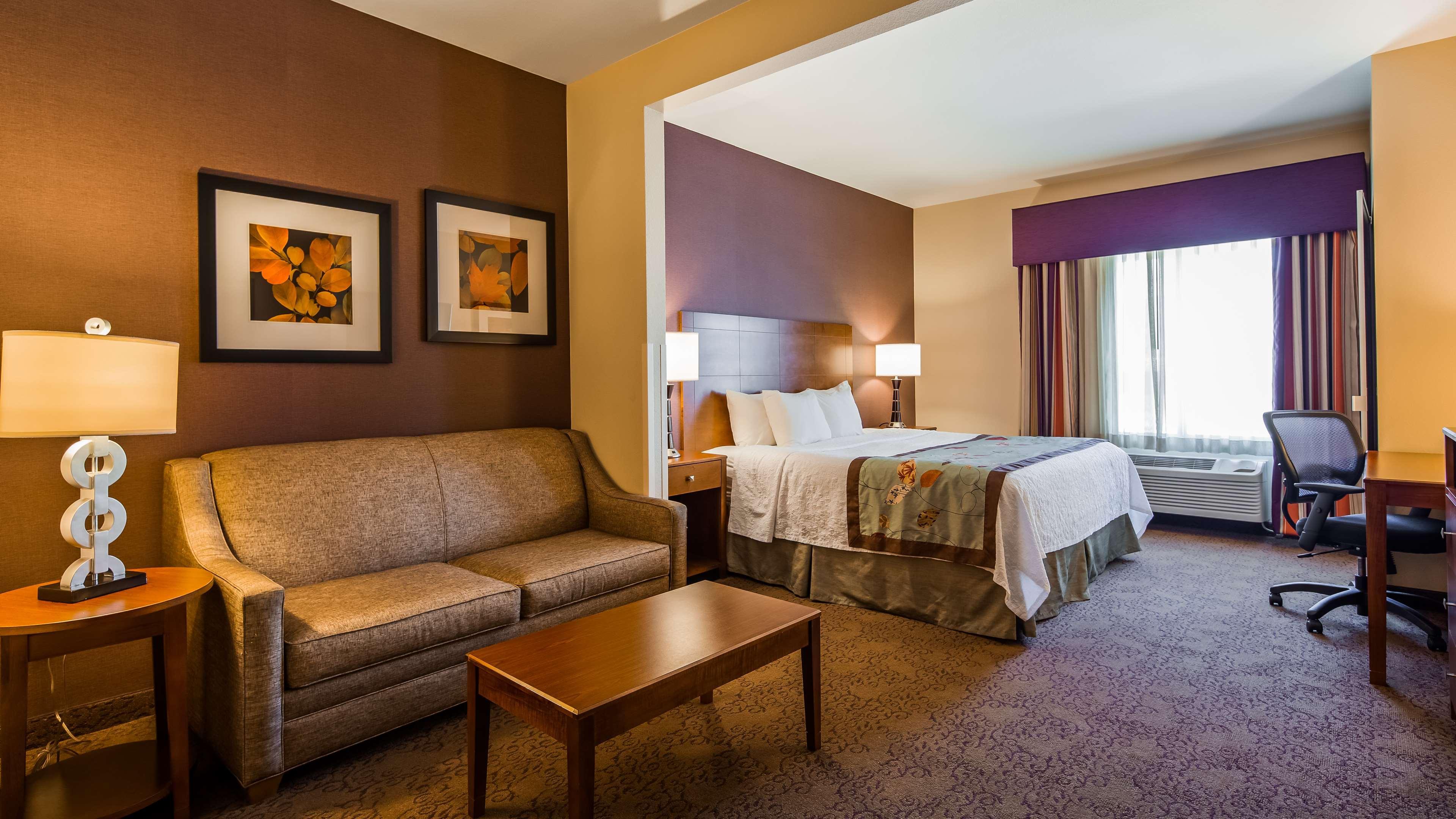 Best Western Plus Carousel Inn & Suites Burlington Exterior photo