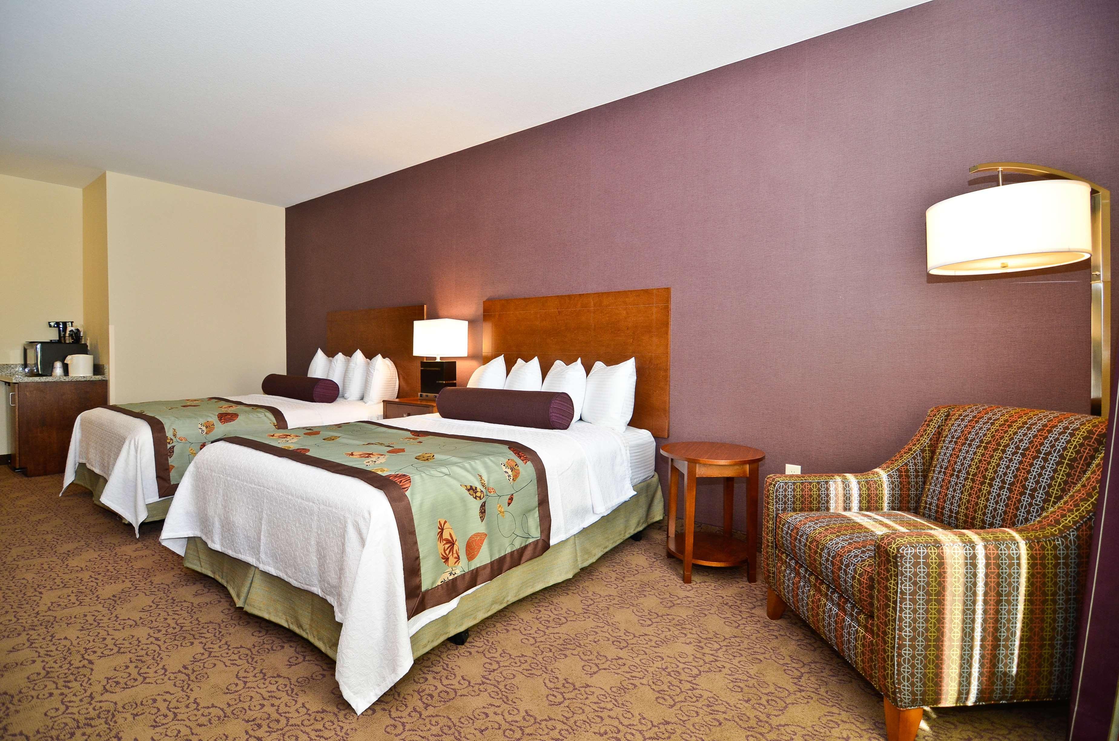 Best Western Plus Carousel Inn & Suites Burlington Room photo