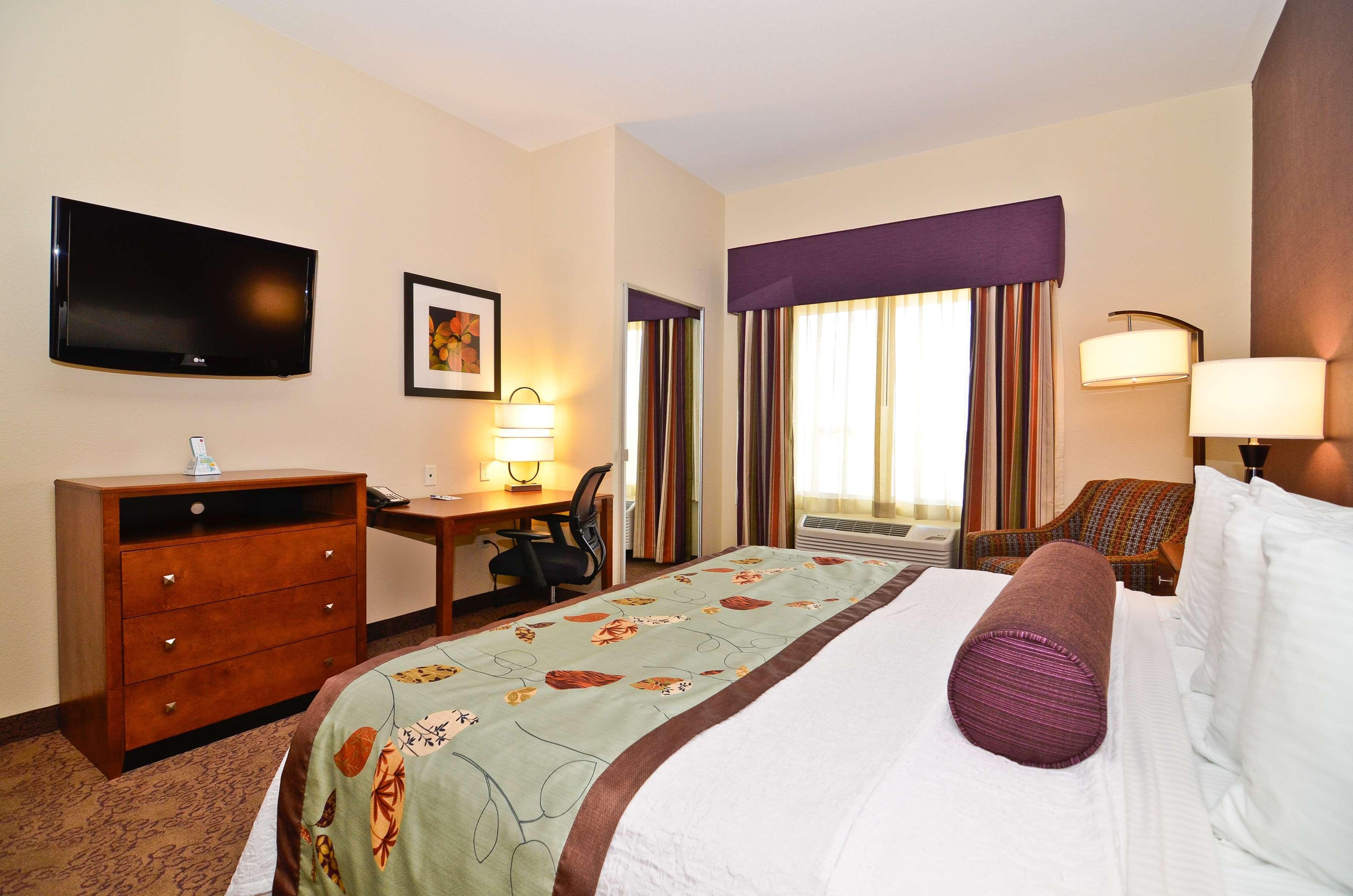 Best Western Plus Carousel Inn & Suites Burlington Room photo