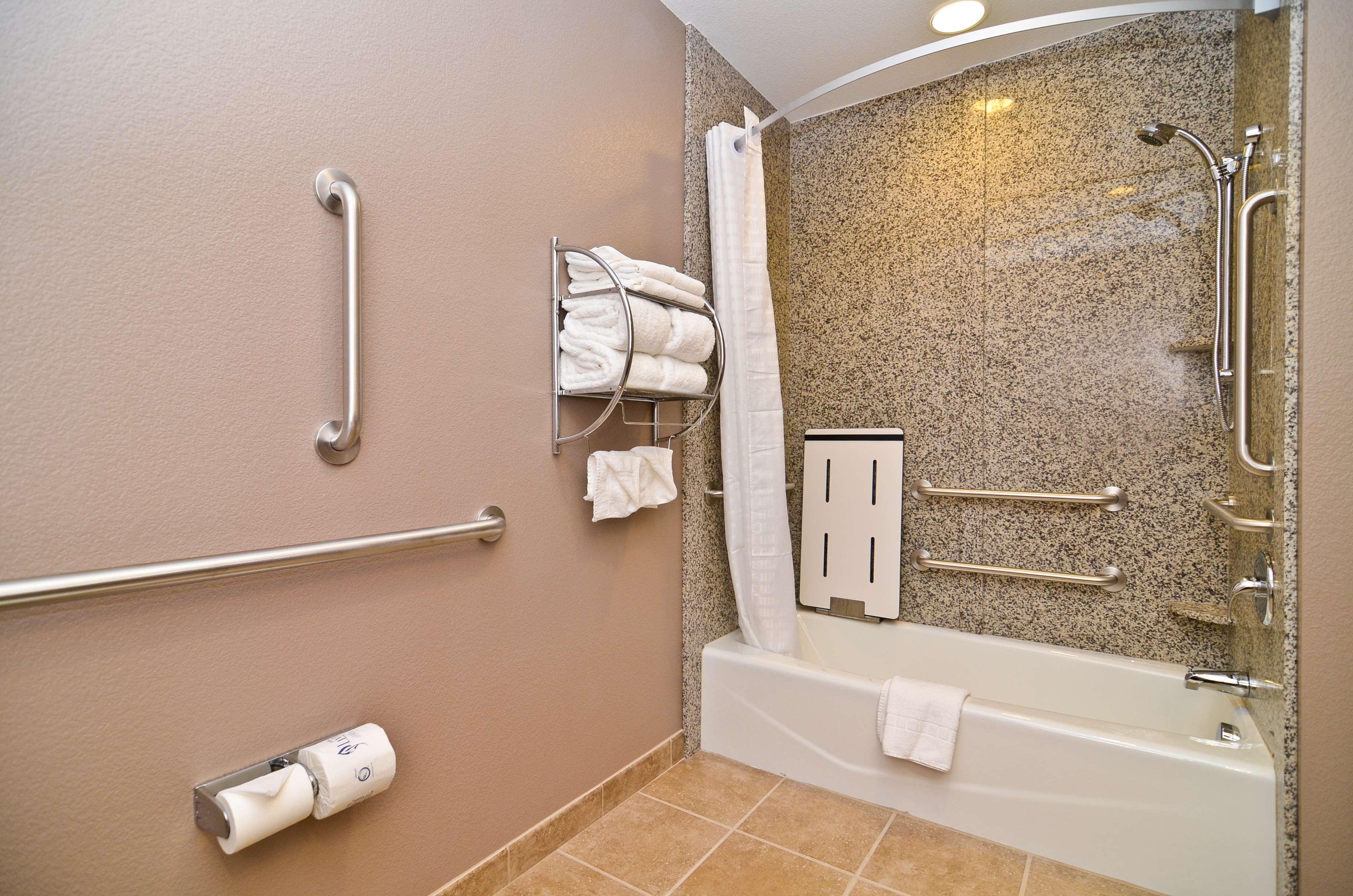 Best Western Plus Carousel Inn & Suites Burlington Room photo