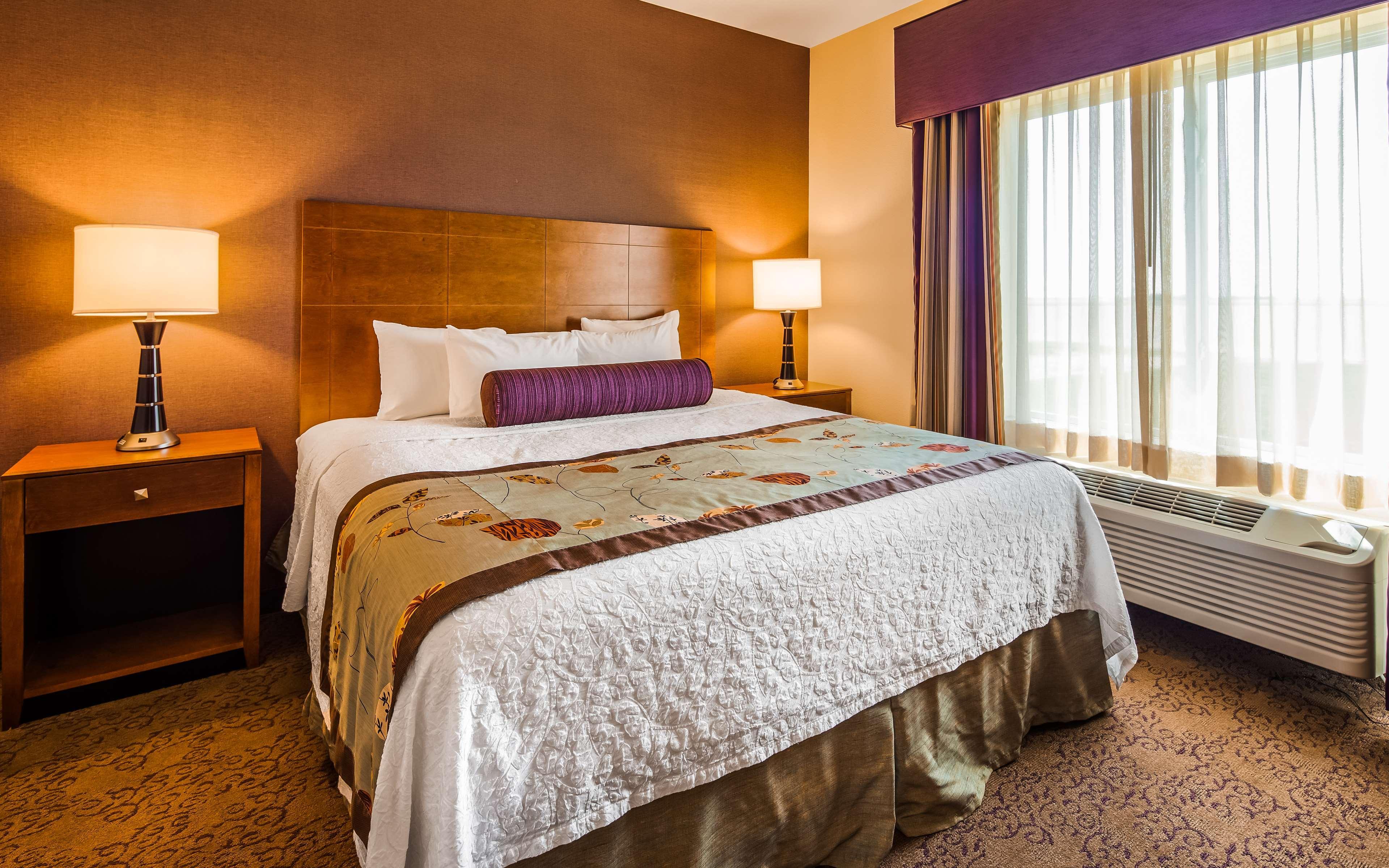 Best Western Plus Carousel Inn & Suites Burlington Exterior photo