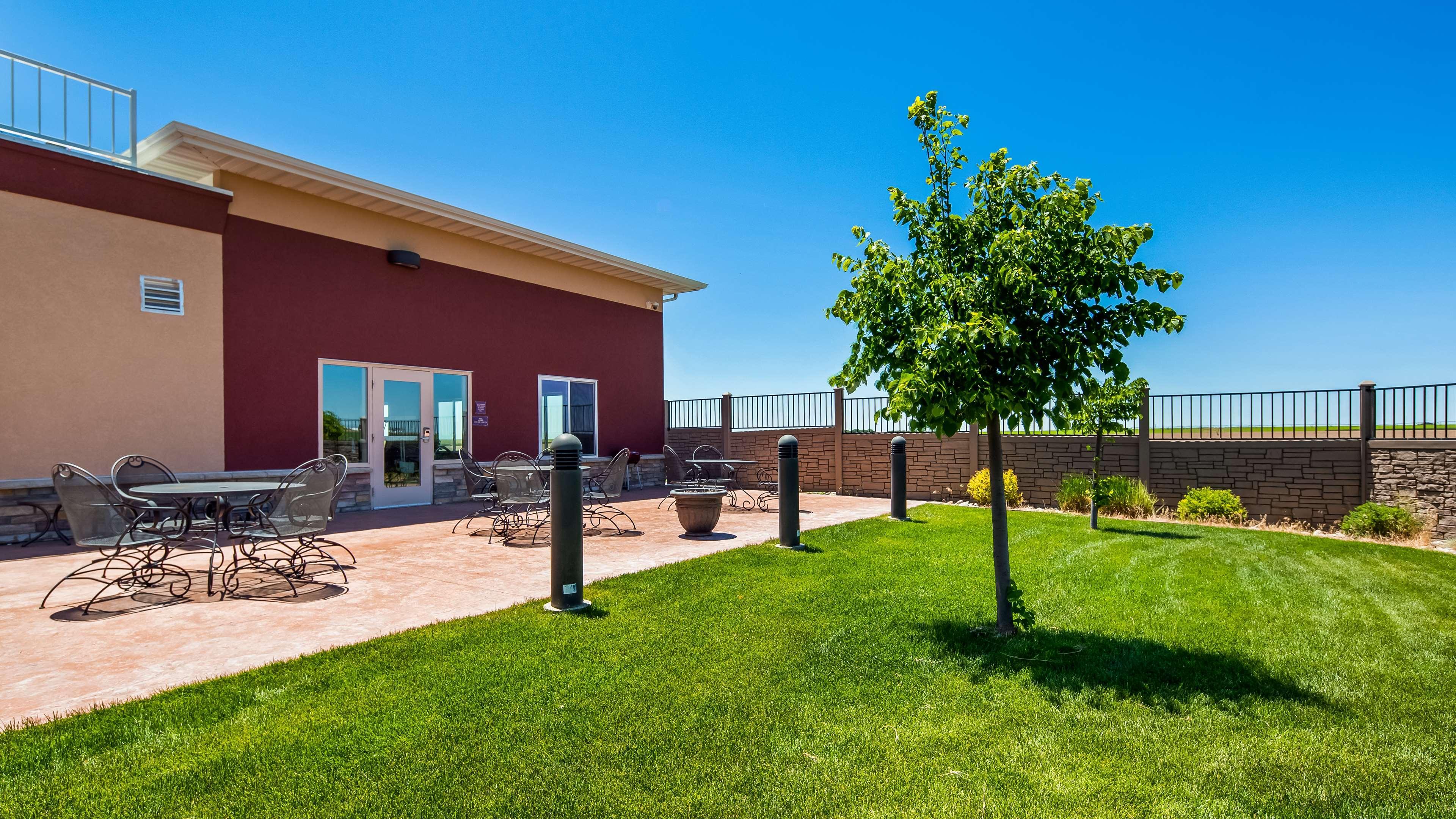 Best Western Plus Carousel Inn & Suites Burlington Exterior photo