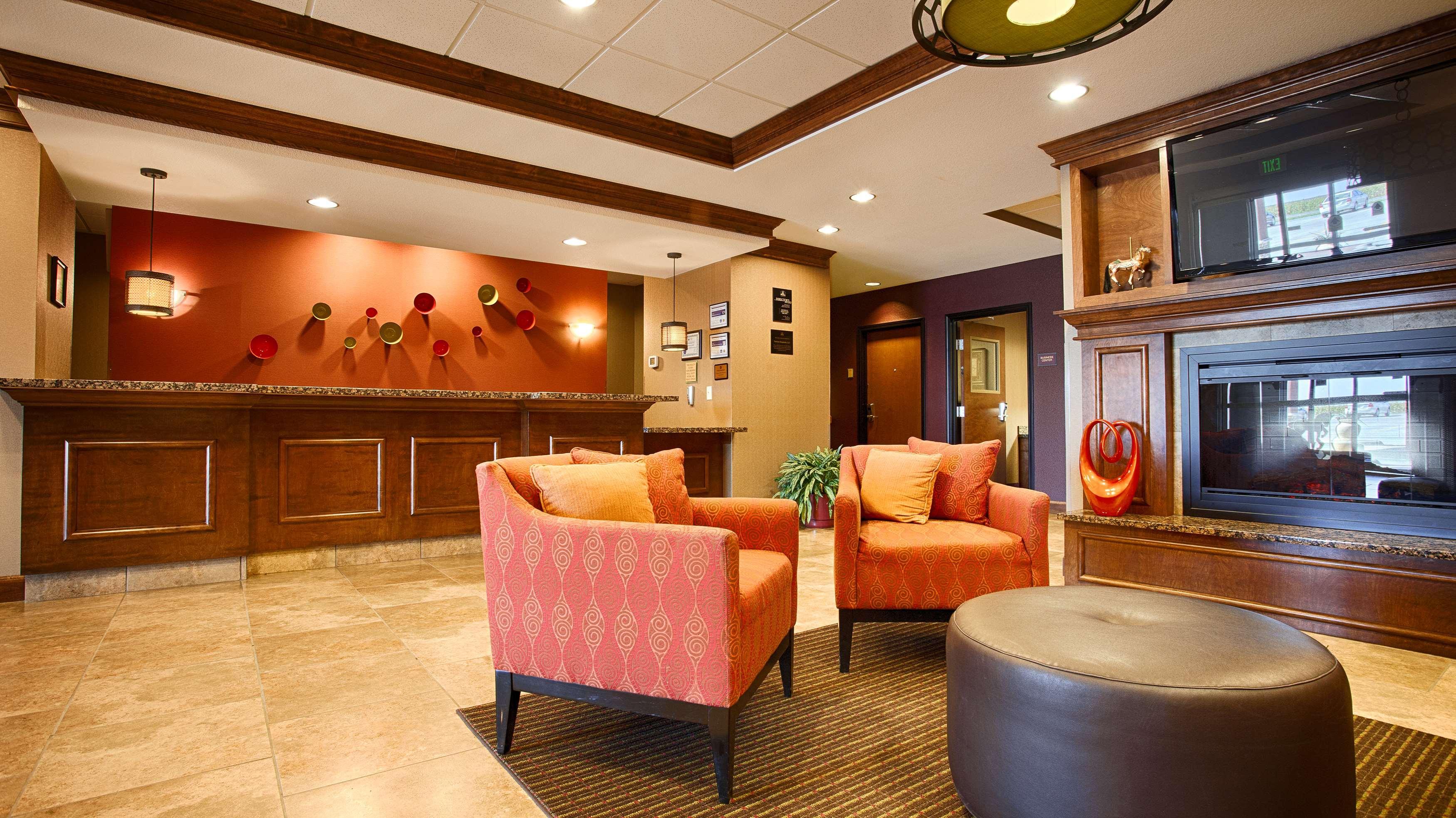 Best Western Plus Carousel Inn & Suites Burlington Exterior photo