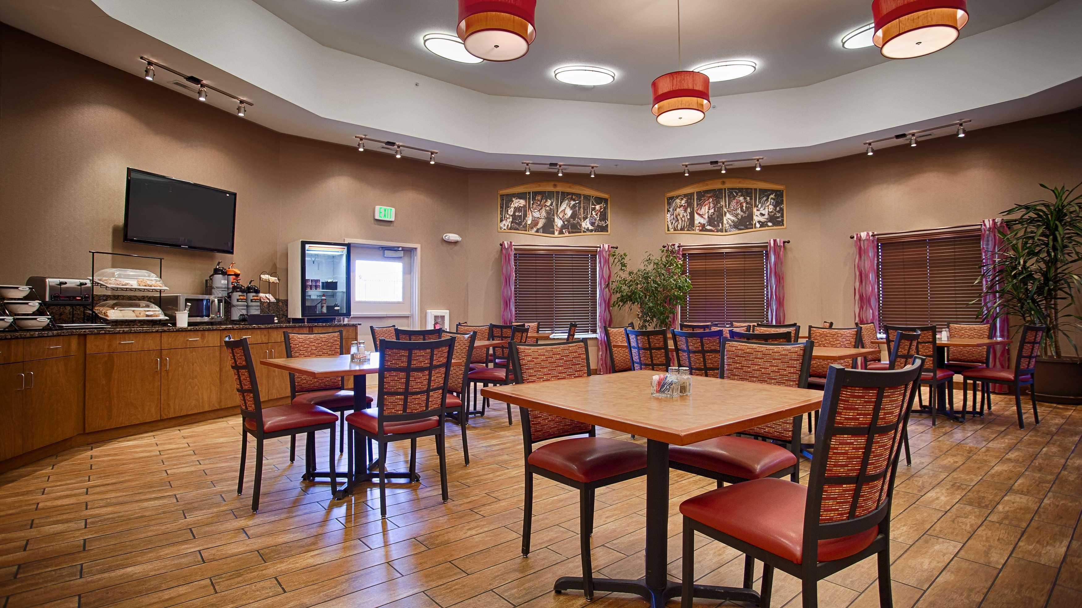 Best Western Plus Carousel Inn & Suites Burlington Exterior photo