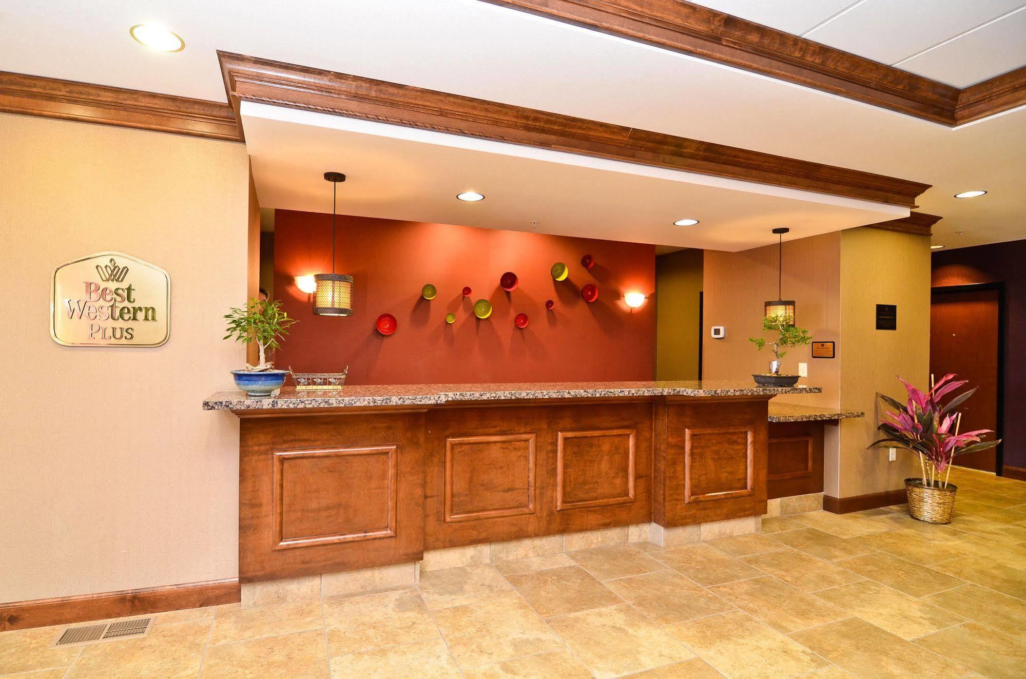 Best Western Plus Carousel Inn & Suites Burlington Exterior photo