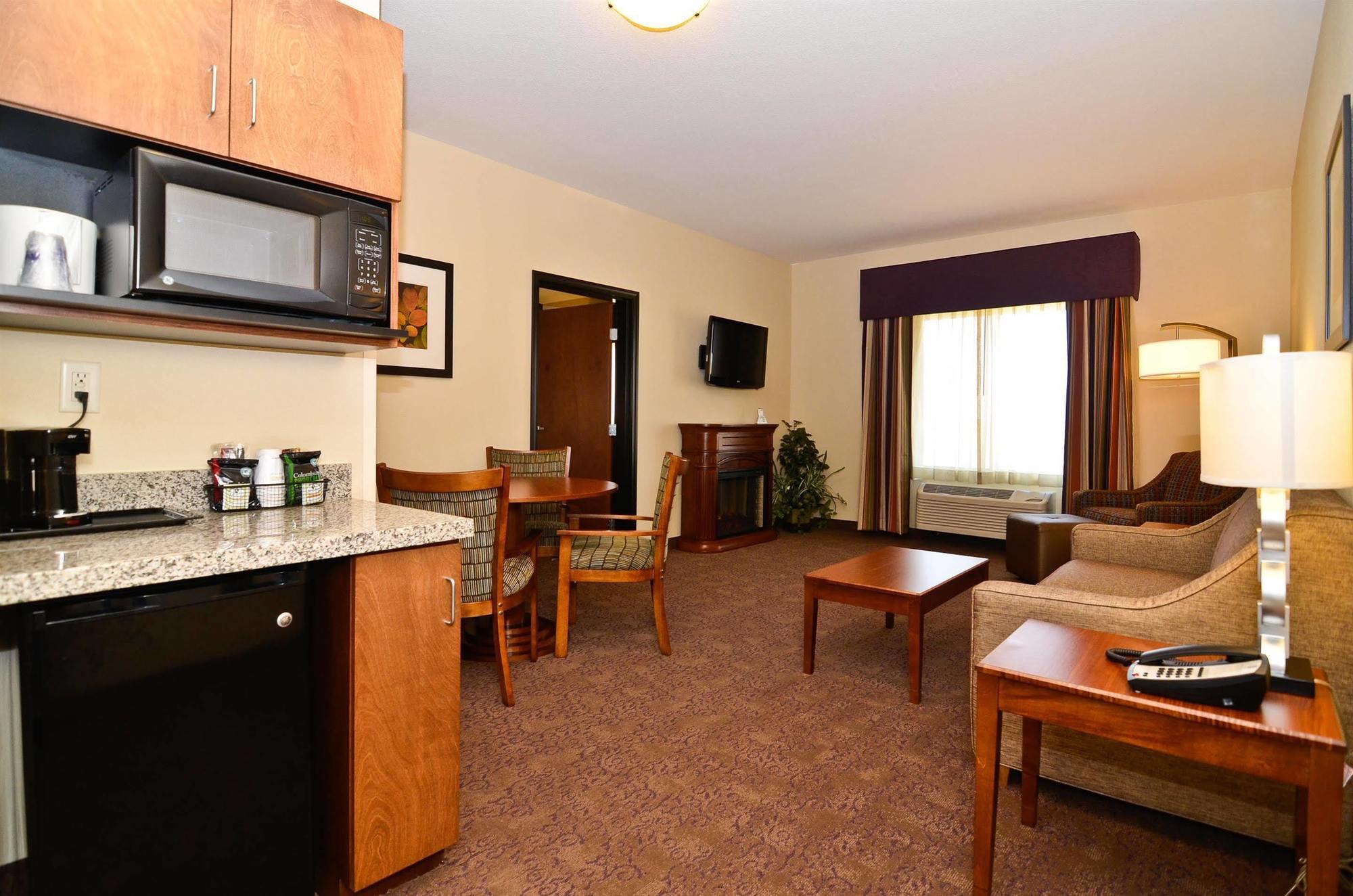 Best Western Plus Carousel Inn & Suites Burlington Exterior photo