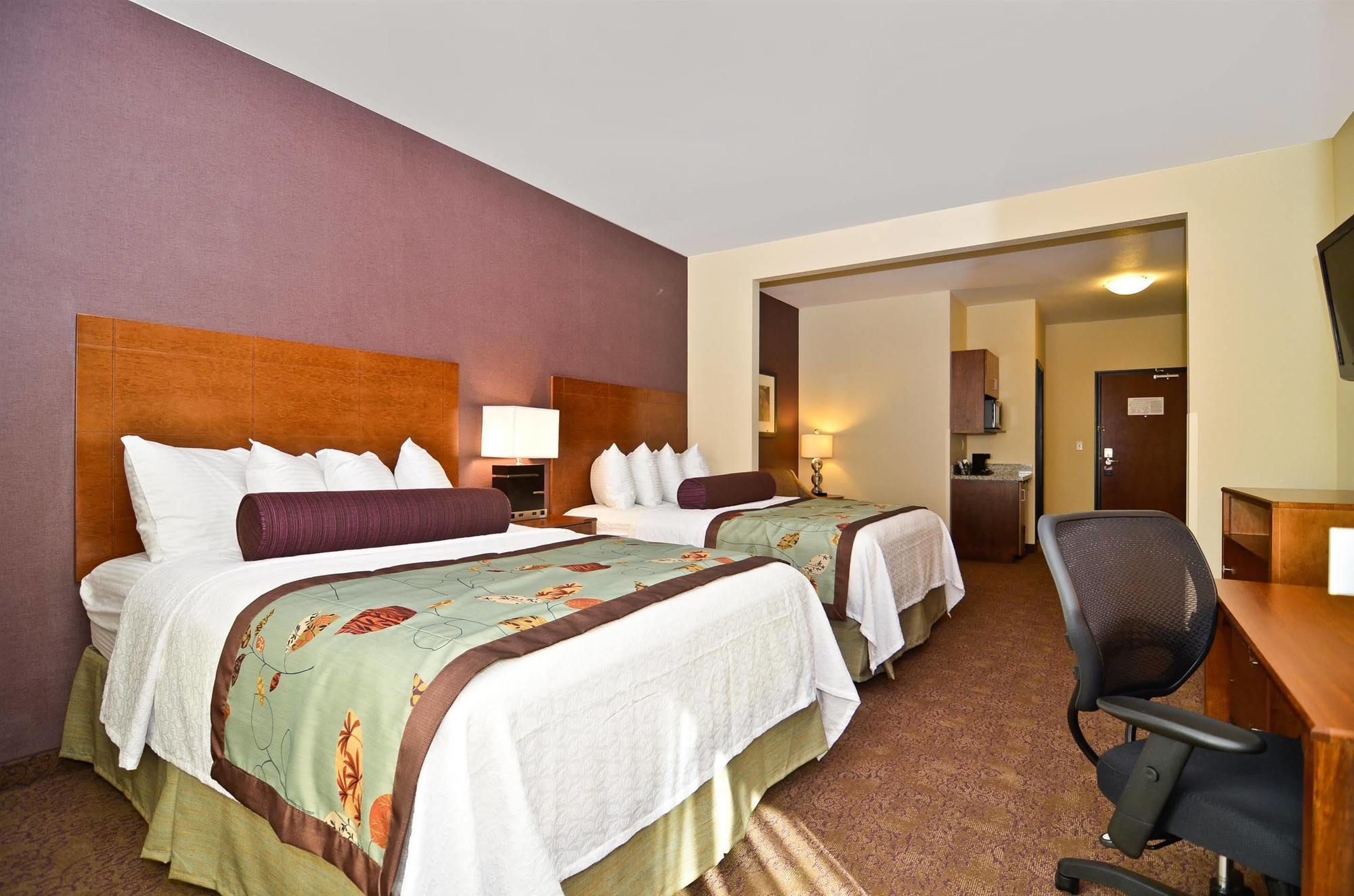 Best Western Plus Carousel Inn & Suites Burlington Exterior photo