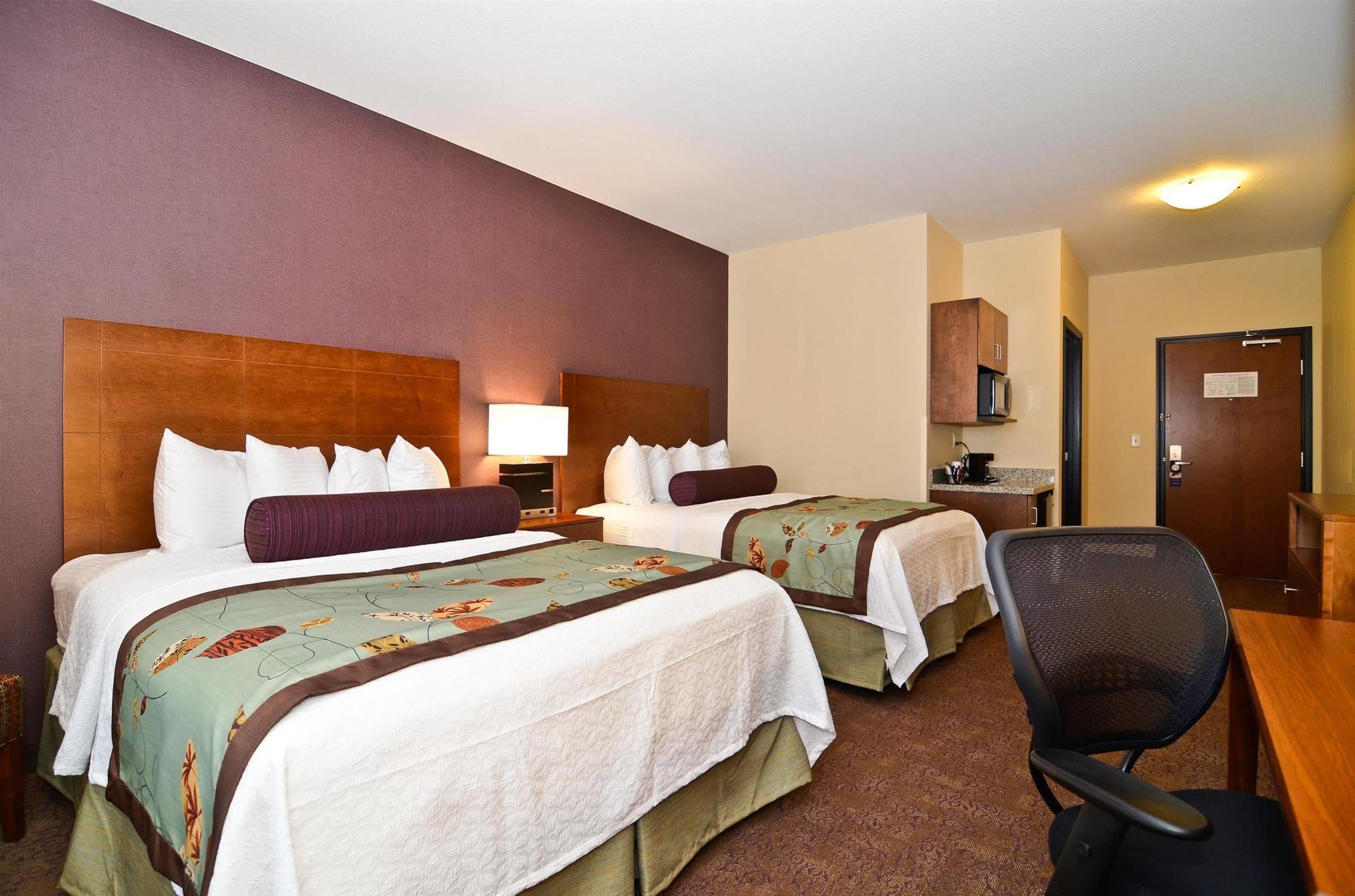Best Western Plus Carousel Inn & Suites Burlington Exterior photo