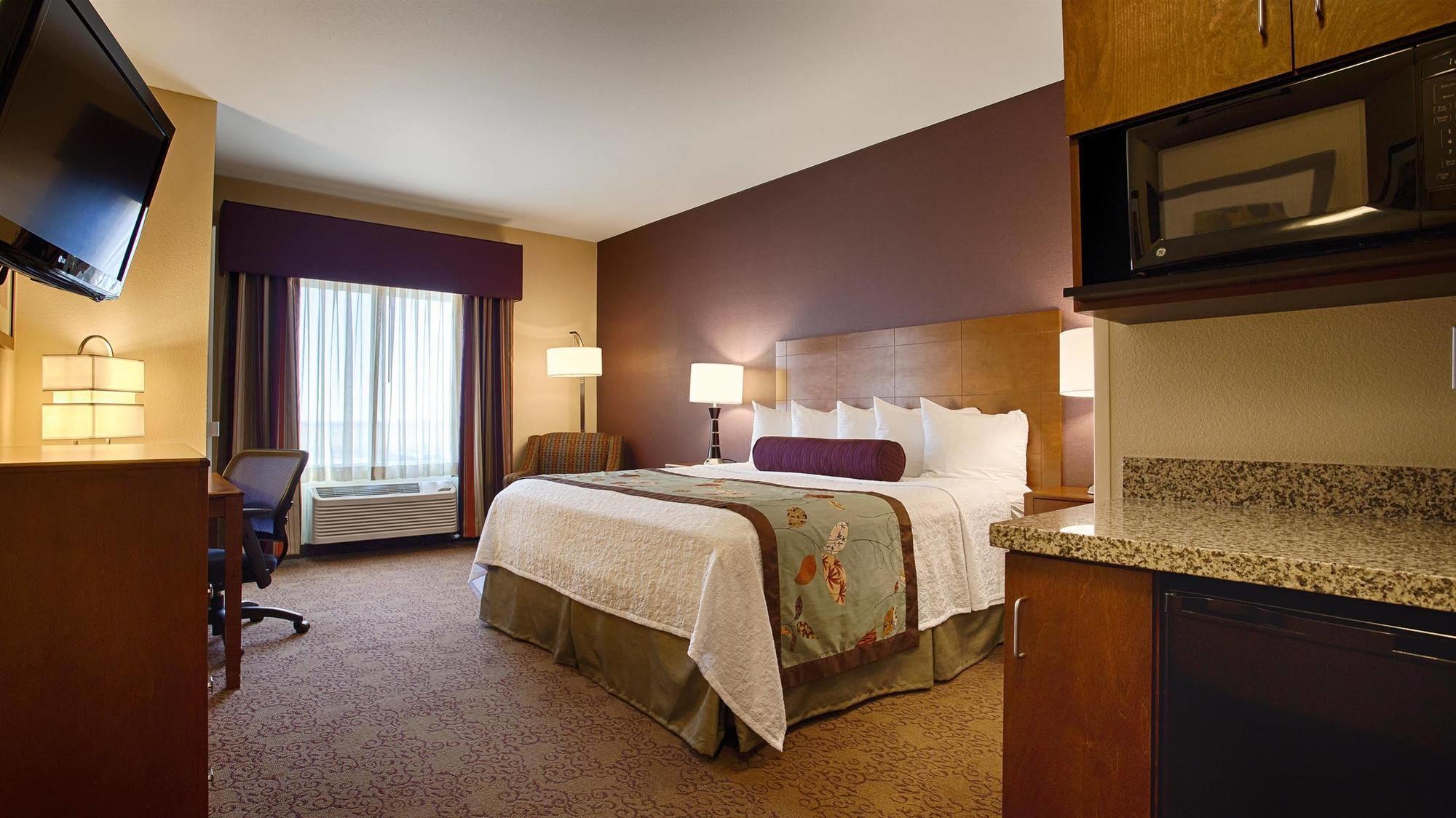 Best Western Plus Carousel Inn & Suites Burlington Exterior photo